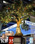Kunstbaum, gro (knstlicher Apfelbaum) auf der Messe Frankfurt