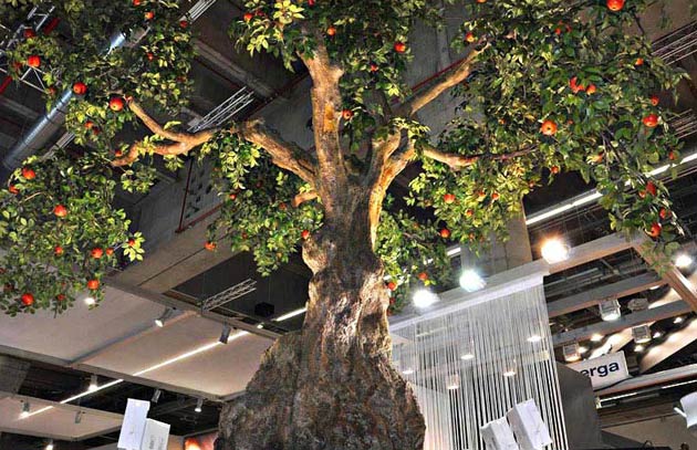 Groer knstlicher Baum als Messestand-Begrnung auf der Frankfurter Messe (Apfel-Kunstbaum, Hhe 6,00 Meter)