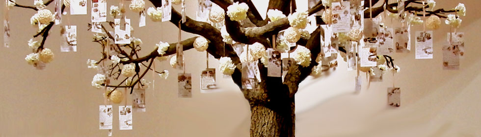 Kunstbaumqualitt (Mit Gutscheinen dekorierter knstlicher Baum)