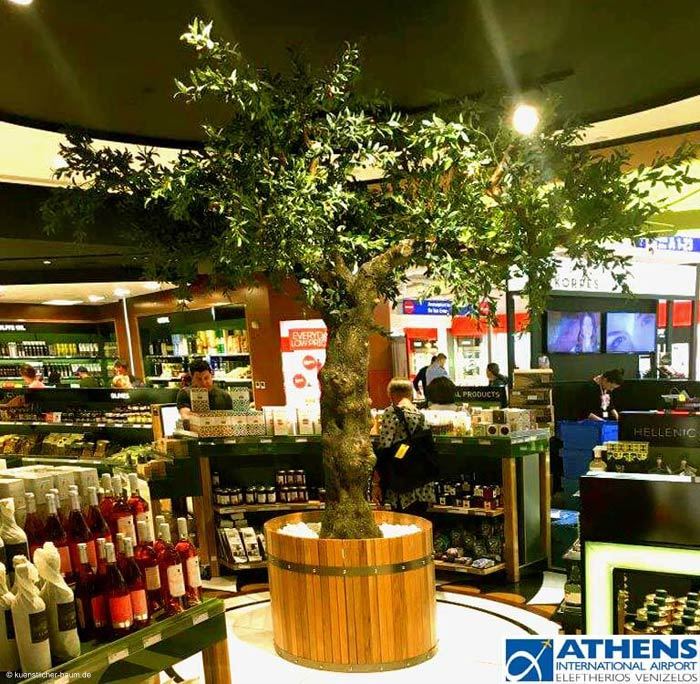 Knstlicher Baum (Olive) auf dem Flughafen Athen/ GR