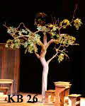 Wenig belaubter Kunstbaum auf einer Theaterbhne