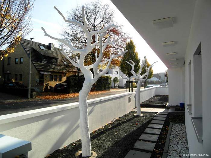2 große (330 cm), weiße kahle künstliche Bäume im Außenbereich