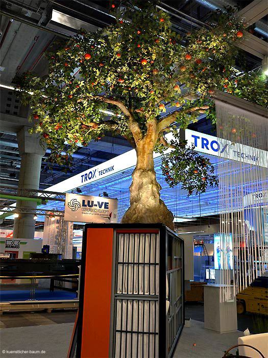 Groer Kunstbaum (Apfel, 6,00 m Hhe o. Unterbau) auf der Messe Frankfurt