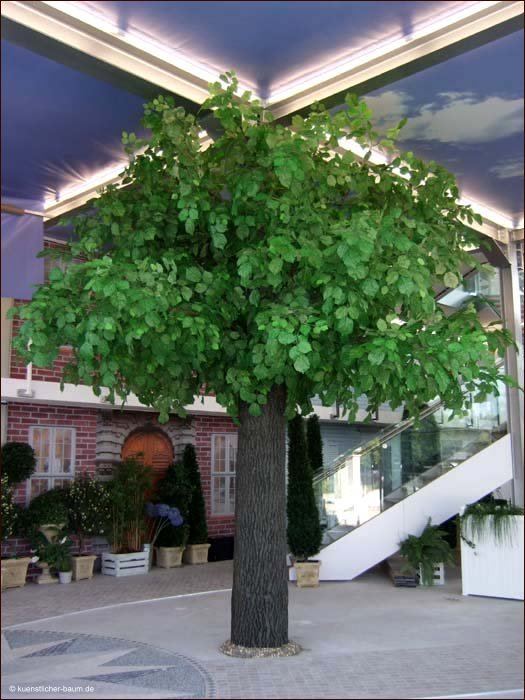 Durch einen knstlichen Baum verkleidete Deckensttze