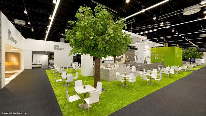 Künstliche Bäume (Linden) als Messebegrünung auf der Möbelmeile in Köln