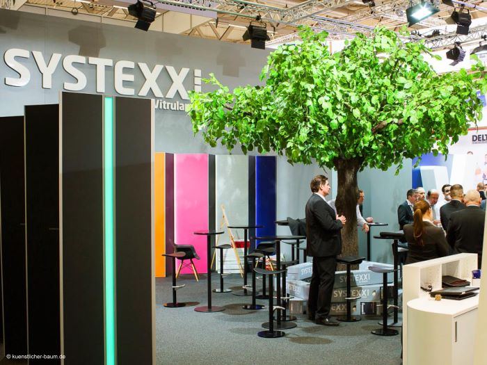 Groer Kunstbaum (Linde) auf einem Messestand in Kln