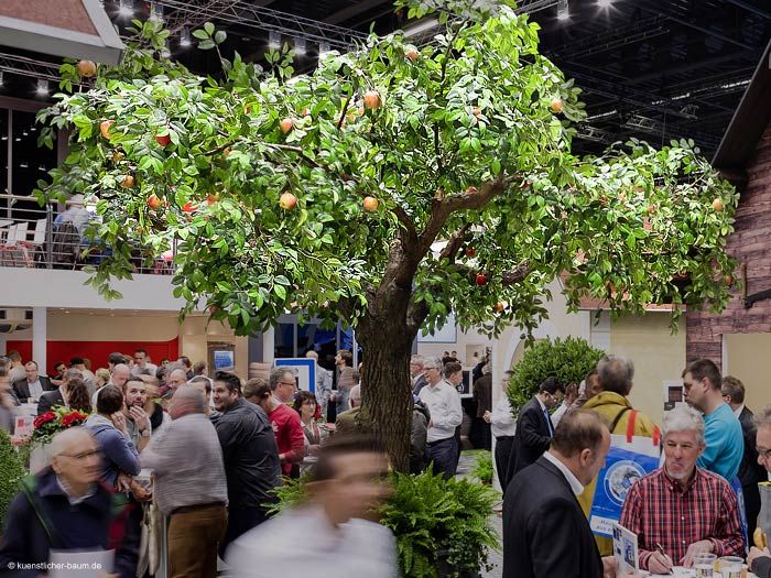 Großer künstlicher Apfelbaum der als Dekoration auf einer Schweizer Messe aufgestellt wurde.
