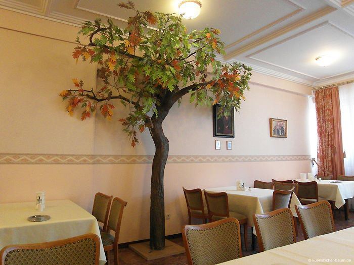 Knstlicher Baum (Eiche mit herbstlichen Blttern) in einem Hotel