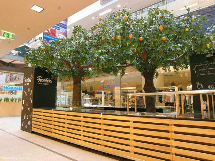 Künstliche Bäume (Orangen) in einem Einkaufscenter in Hamburg