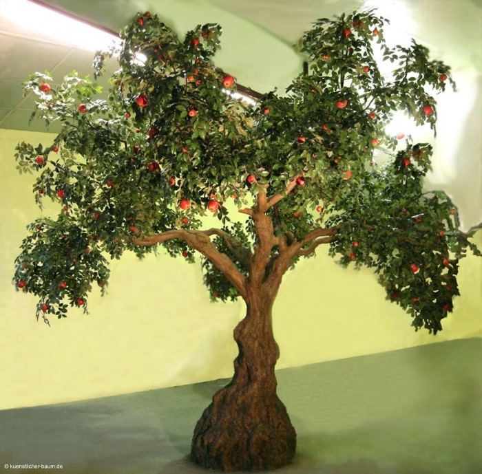 Großer, künstlicher Apfelbaum mit Knollenstamm