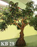 Künstlicher Apfelbaum mit knorrigem Stamm und roten Äpfeln