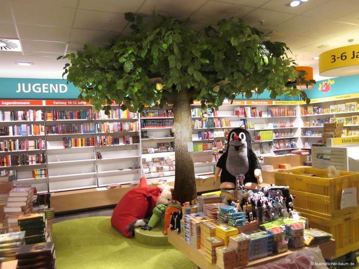 Knstlicher Baum in einer Buchhandlung