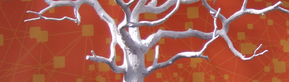 Kunstbaumpflege - weißer, kahler künstlicher Baum