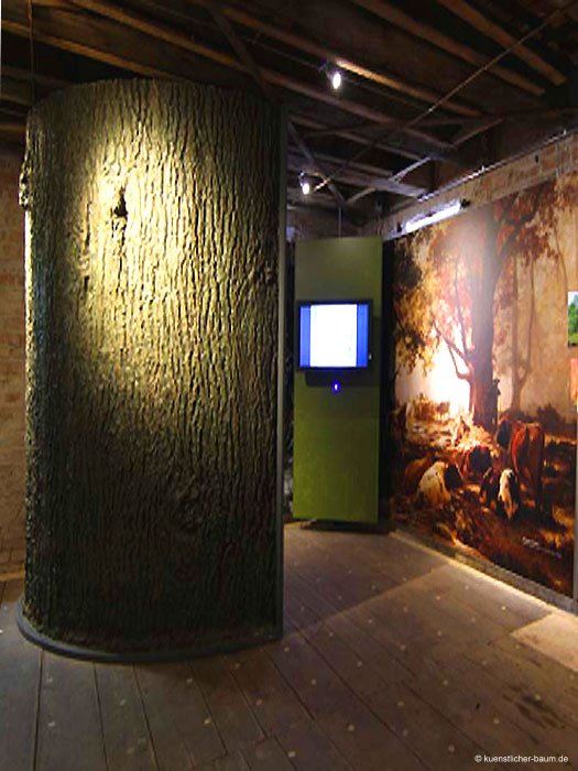 Künstlicher Baumstamm von Hadjisky in einem Museum