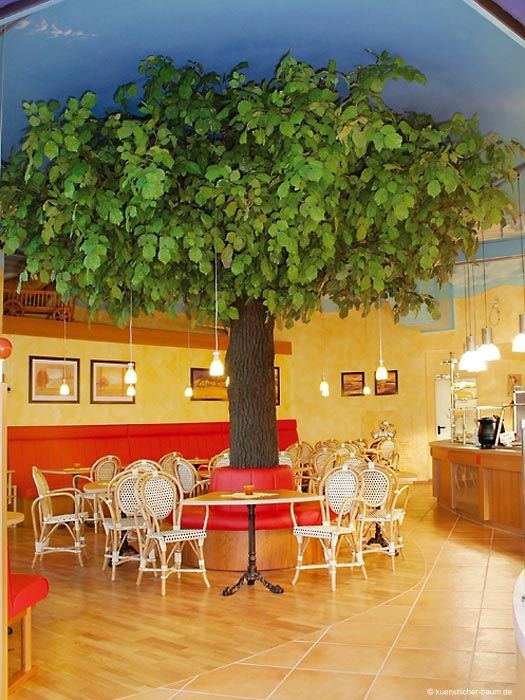 Cafe mit knstlichem Baum (Dekobaum) als Sttzenverkleidung