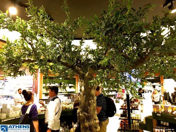 Künstlicher Olivenbaum mit sichtbaren Ästen und knorrigem Stamm