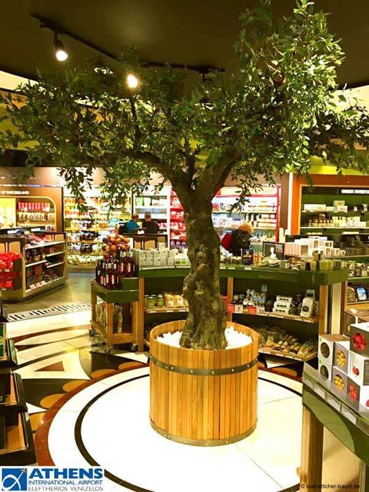 Kunstbaum (Olive) auf dem International Airport