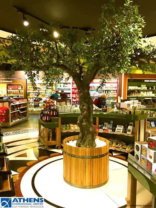 Kunstbaum (Olive) auf dem International Airport