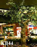 Großer künstlicher Olivenbaum auf dem Flughafen Athen/ GR