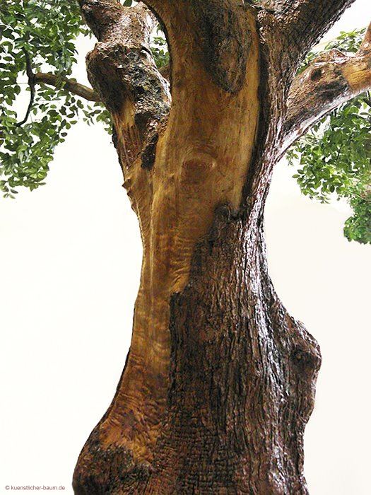 Naturgetreu wirkender, künstlicher Baumstamm eines Olivenbaumes (Detail)