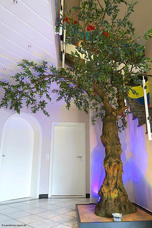 Künstlicher Olivenbaum als Dekoration in einem Treppenhaus