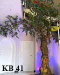 Künstlicher Olivenbaum als Dekoration in einem Treppenhaus