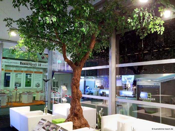 Belaubter, knstlicher Baum als Messestand-Begrnung auf der Messe Dortmund