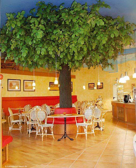 Grün belaubter Kunstbaum in der Gastronomie