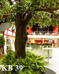 Kunstbaum auf dem "Dorfplatz" in einer Messehalle