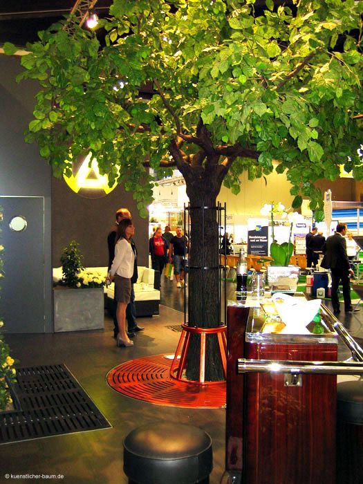 Knstlicher Baum als Dekoration auf der Nrnberger Messe