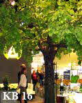 Kunstbaum, groß als Deko auf der Nürnberger Messe
