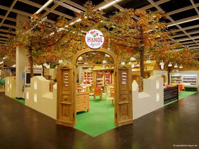 Herbstlich belaubte Kunstbume als Messestandbegrnung